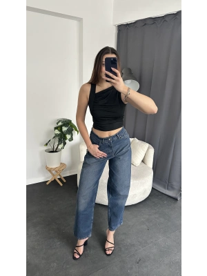 Siyah Drapeli Asimetrik Askılı Bluz