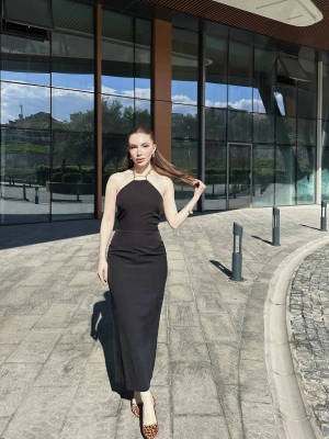 Siyah Gold Zincir Yakalı Boyundan Bağcıklı Elbise