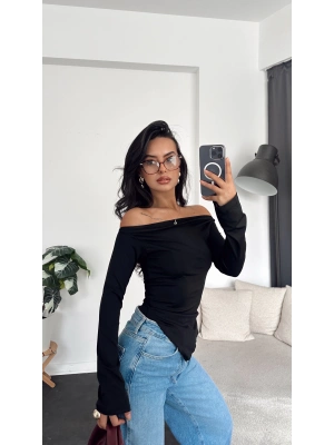 Siyah Kayık Yakalı Asimetrik Bluz