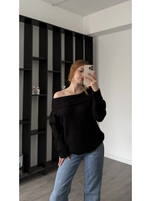 Siyah Merana Kayık Yakalı Triko Kazak