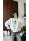 Beyaz Ayıcık İşlemeli Sweatshirt