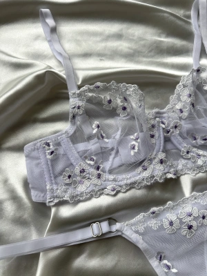 Beyaz Çiçek Nakışlı Balenli Ayarlanabilir Bralet İç Çamaşırı Takımı