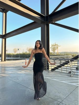 Siyah Tül Etekli Işıltılı Straplez Elbise