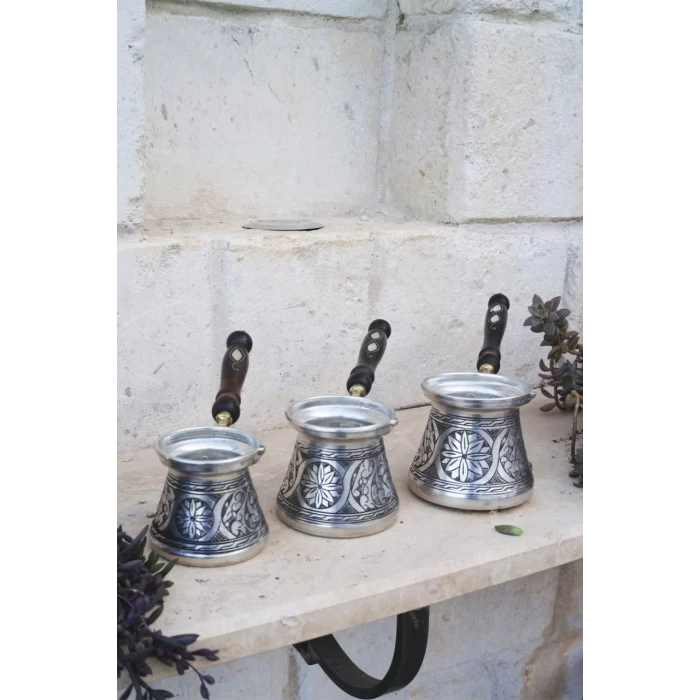 BAKIR CEZVE SETİ SEDEF KULPLU OYMA NAKIŞ İŞLEME GÜMÜŞ RENK (3-5-7)
