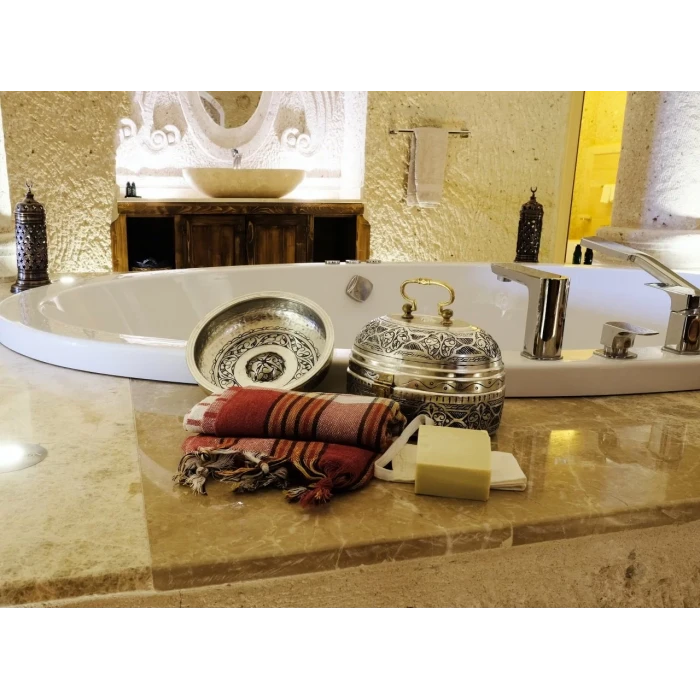 BAKIR HAMAM SETİ OYMA ÇİÇEK İŞLEME GÜMÜŞ RENK (KALAYLI)