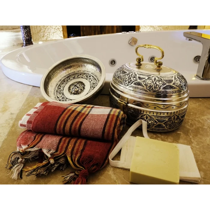 BAKIR HAMAM SETİ OYMA ÇİÇEK İŞLEME GÜMÜŞ RENK (KALAYLI)