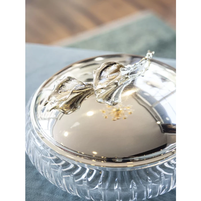 GÜMÜŞ KAPLAMA KAPAKLI SUNUMLUK GALA ÇİÇEK DETAYLI NİLÜFER KASELİ (KESME KRİSTAL)