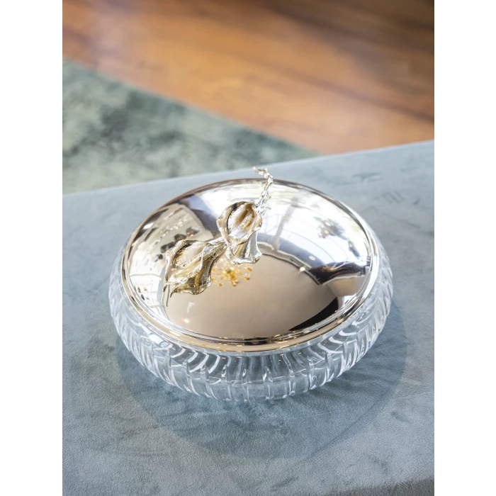 GÜMÜŞ KAPLAMA KAPAKLI SUNUMLUK GALA ÇİÇEK DETAYLI NİLÜFER KASELİ (KESME KRİSTAL)