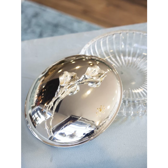 GÜMÜŞ KAPLAMA KAPAKLI SUNUMLUK GALA ÇİÇEK DETAYLI NİLÜFER KASELİ (KESME KRİSTAL)