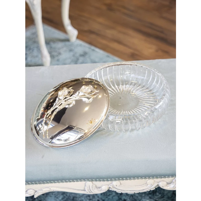 GÜMÜŞ KAPLAMA KAPAKLI SUNUMLUK GALA ÇİÇEK DETAYLI NİLÜFER KASELİ (KESME KRİSTAL)