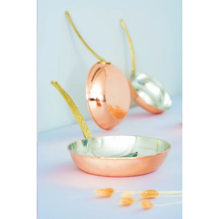 BAKIR TAVA UZUN KULPLU MODERN PARLAK BAKIR RENK 18CM