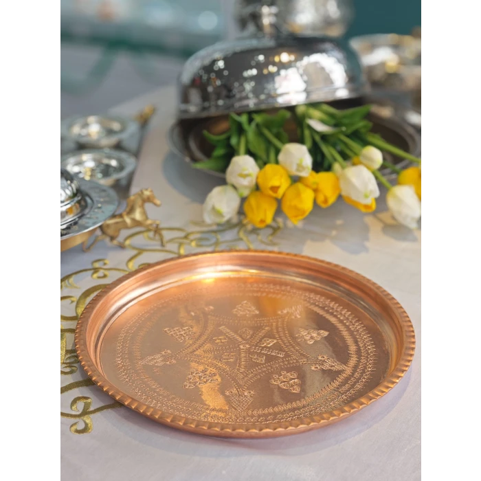BAKIR TEPSİ FIRFIRLI YUVARLAK İŞLEMELİ PARLAK RENK 35CM