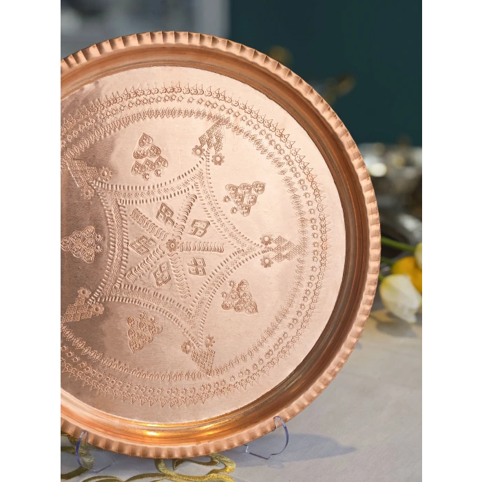 BAKIR TEPSİ FIRFIRLI YUVARLAK İŞLEMELİ PARLAK RENK 35CM