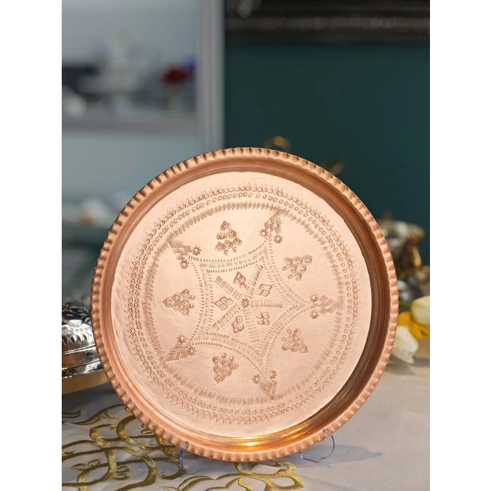 BAKIR TEPSİ FIRFIRLI YUVARLAK İŞLEMELİ PARLAK RENK 35CM