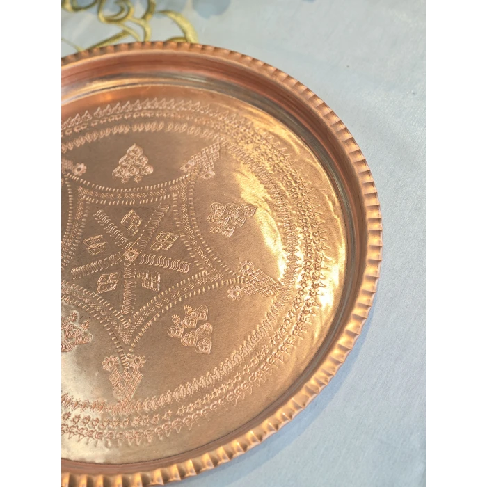 BAKIR TEPSİ FIRFIRLI YUVARLAK İŞLEMELİ PARLAK RENK 35CM