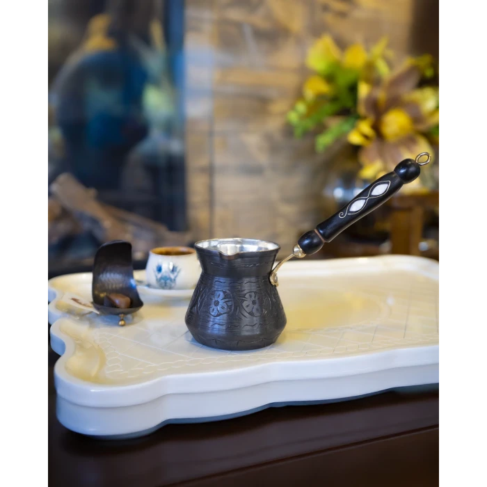 BAKIR CEZVE SEDEF KULPLU İŞLEMELİ TOMBAK MODEL SİYAH OKSİT RENK 4 KİŞİLİK