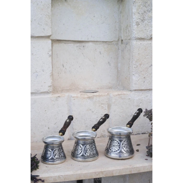 BAKIR CEZVE SETİ SEDEF KULPLU OYMA NAKIŞ İŞLEME GÜMÜŞ RENK (3-5-7)