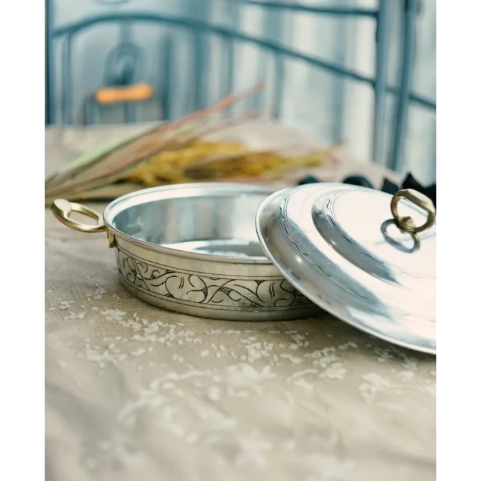 BAKIR PİLAV TENCERESİ OYMA NAKIŞ İŞLEME 21 CM GÜMÜŞ RENK (KALAYLI)