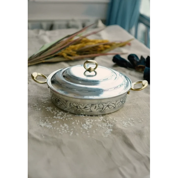 BAKIR PİLAV TENCERESİ OYMA NAKIŞ İŞLEME 27 CM GÜMÜŞ RENK (KALAYLI)