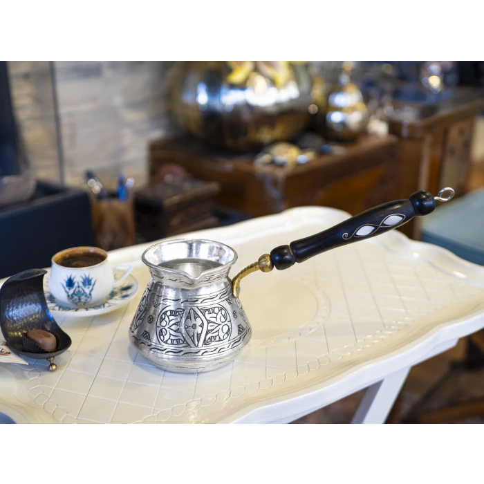 BAKIR CEZVE SEDEF KULPLU İŞLEMELİ TOMBAK MODEL GÜMÜŞ RENK 5 KİŞİLİK