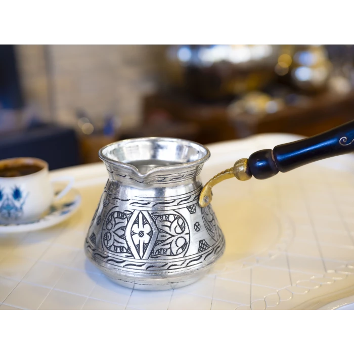 BAKIR CEZVE SEDEF KULPLU İŞLEMELİ TOMBAK MODEL GÜMÜŞ RENK 5 KİŞİLİK