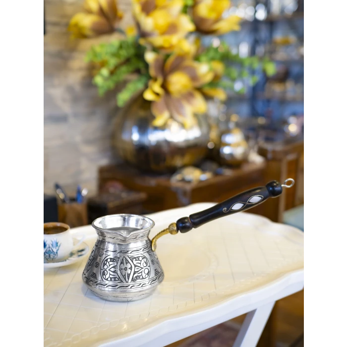 BAKIR CEZVE SEDEF KULPLU İŞLEMELİ TOMBAK MODEL GÜMÜŞ RENK 5 KİŞİLİK