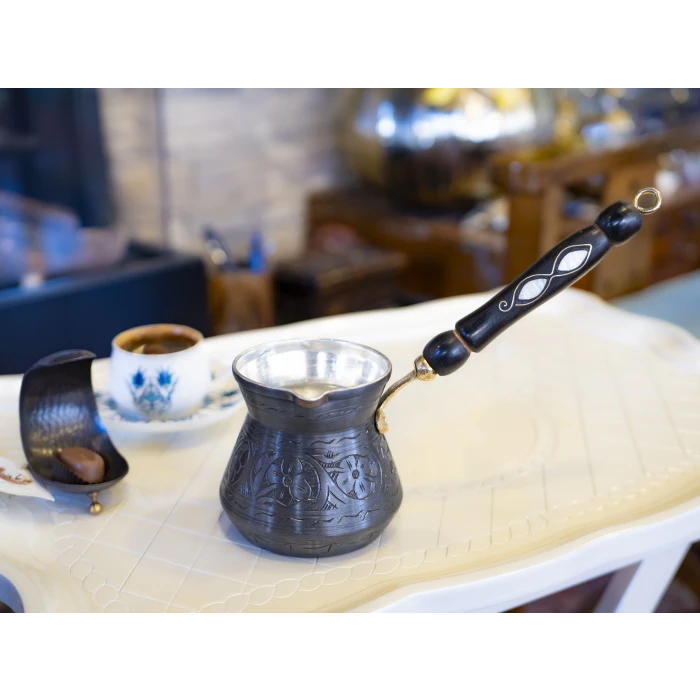 BAKIR CEZVE SEDEF KULPLU İŞLEMELİ TOMBAK MODEL SİYAH OKSİT RENK 4 KİŞİLİK