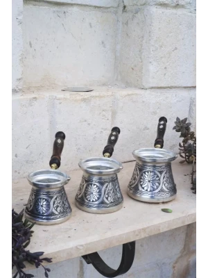 BAKIR CEZVE SETİ SEDEF KULPLU OYMA NAKIŞ İŞLEME GÜMÜŞ RENK (3-5-7)