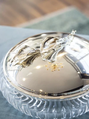 GÜMÜŞ KAPLAMA KAPAKLI SUNUMLUK GALA ÇİÇEK DETAYLI NİLÜFER KASELİ (KESME KRİSTAL)