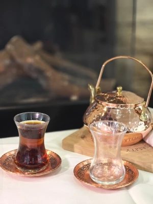 BAKIR ÇAY TABAĞI OYMA NAKIŞLI MODEL PARLAK BAKIR RENK