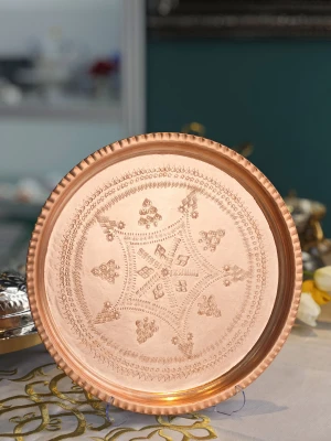 BAKIR TEPSİ FIRFIRLI YUVARLAK İŞLEMELİ PARLAK RENK 35CM