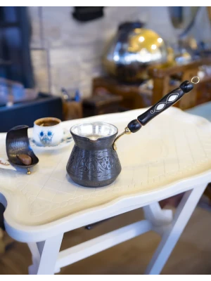 BAKIR CEZVE SEDEF KULPLU İŞLEMELİ TOMBAK MODEL SİYAH OKSİT RENK 5 KİŞİLİK