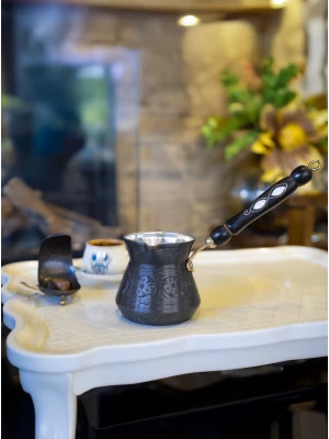 BAKIR CEZVE SEDEF KULPLU İŞLEMELİ TOMBAK MODEL SİYAH OKSİT RENK 7 KİŞİLİK
