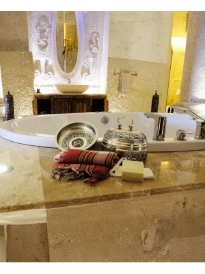 BAKIR HAMAM SETİ OYMA ÇİÇEK İŞLEME GÜMÜŞ RENK (KALAYLI)