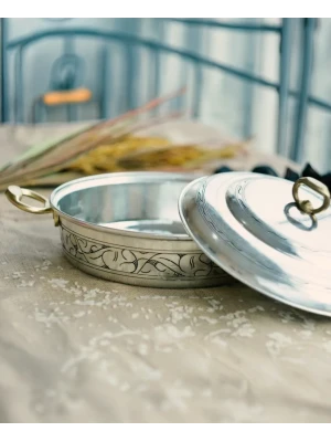 BAKIR PİLAV TENCERESİ OYMA NAKIŞ İŞLEME 23 GÜMÜŞ RENK (KALAYLI)