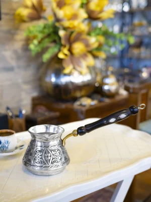 BAKIR CEZVE SEDEF KULPLU İŞLEMELİ TOMBAK MODEL GÜMÜŞ RENK 7 KİŞİLİK