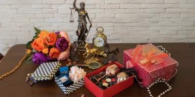 Öğretmenine Neden Bakır ve Pirinç Dekoratif Ürün Hediye Etmelisin? Zarafet, Anlam ve Kalıcılığın Birleşimi