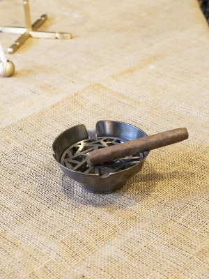 PİRİNÇ KÜL TABLASI LAZER KESİMLİ OKSİTLİ RENK