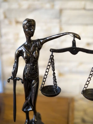 PİRİNÇ DÖKÜM ADALET HEYKELİ (THEMIS HEYKELİ) OKSİT RENK